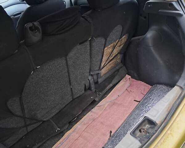 Желтый Тойота Ярис, объемом двигателя 1 л и пробегом 300 тыс. км за 2700 $, фото 5 на Automoto.ua