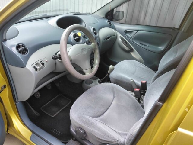 Желтый Тойота Ярис, объемом двигателя 1 л и пробегом 320 тыс. км за 2700 $, фото 4 на Automoto.ua