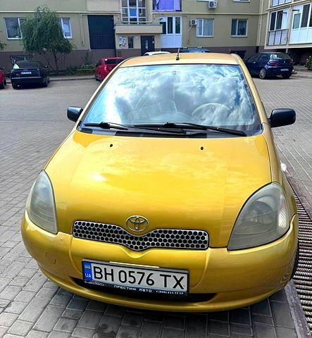 Желтый Тойота Ярис, объемом двигателя 1.3 л и пробегом 250 тыс. км за 3500 $, фото 2 на Automoto.ua
