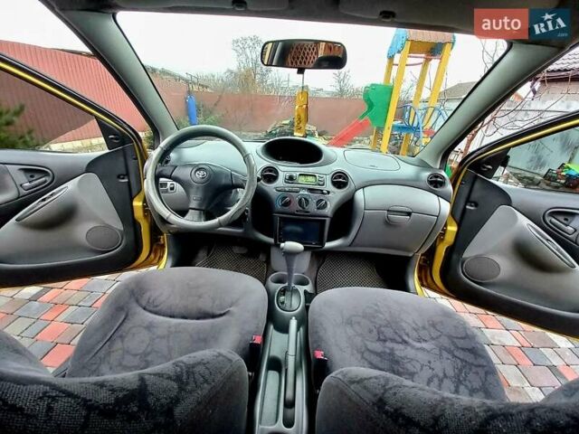 Желтый Тойота Ярис, объемом двигателя 1.3 л и пробегом 263 тыс. км за 3700 $, фото 9 на Automoto.ua