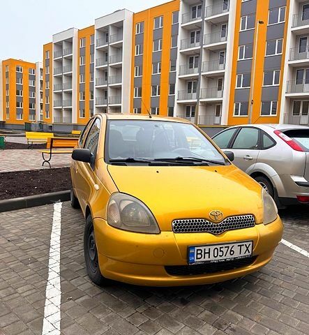 Желтый Тойота Ярис, объемом двигателя 1.3 л и пробегом 250 тыс. км за 3500 $, фото 1 на Automoto.ua