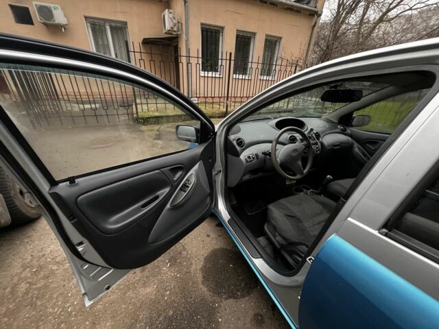 Серый Тойота Ярис, объемом двигателя 1 л и пробегом 300 тыс. км за 2000 $, фото 3 на Automoto.ua