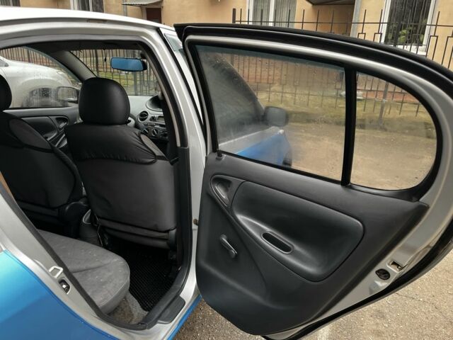 Серый Тойота Ярис, объемом двигателя 1 л и пробегом 300 тыс. км за 2000 $, фото 8 на Automoto.ua