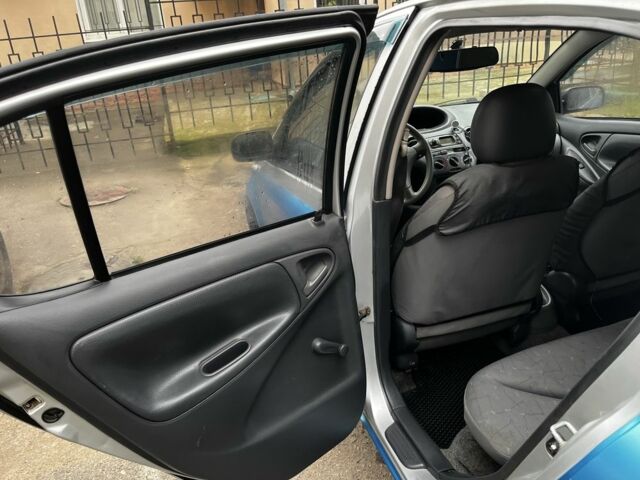 Серый Тойота Ярис, объемом двигателя 1 л и пробегом 300 тыс. км за 2000 $, фото 7 на Automoto.ua