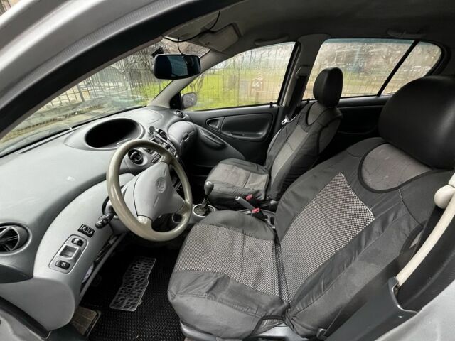 Серый Тойота Ярис, объемом двигателя 1 л и пробегом 300 тыс. км за 2000 $, фото 5 на Automoto.ua