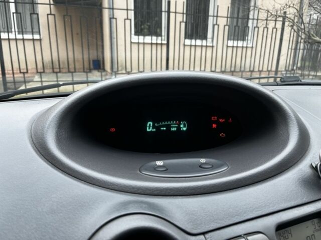 Серый Тойота Ярис, объемом двигателя 1 л и пробегом 300 тыс. км за 2000 $, фото 9 на Automoto.ua