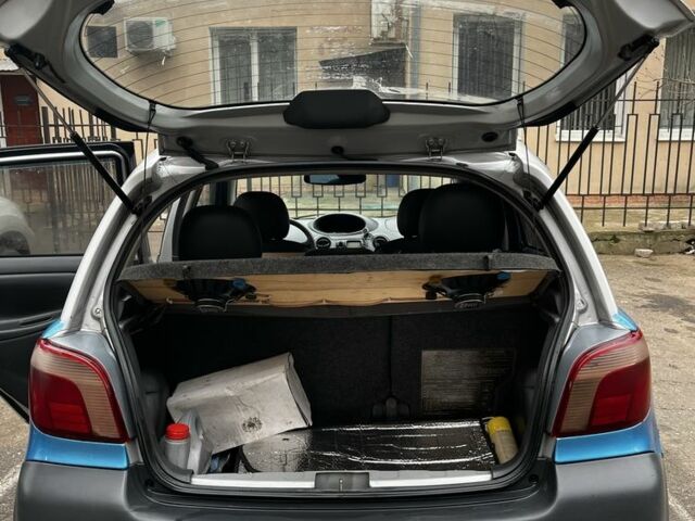 Серый Тойота Ярис, объемом двигателя 1 л и пробегом 300 тыс. км за 2000 $, фото 6 на Automoto.ua