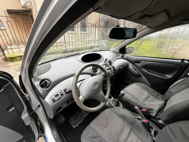 Серый Тойота Ярис, объемом двигателя 1 л и пробегом 300 тыс. км за 2000 $, фото 4 на Automoto.ua