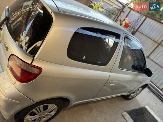 Серый Тойота Ярис, объемом двигателя 1 л и пробегом 173 тыс. км за 3800 $, фото 3 на Automoto.ua