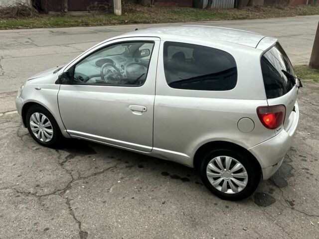 Серый Тойота Ярис, объемом двигателя 1.3 л и пробегом 192 тыс. км за 3200 $, фото 2 на Automoto.ua