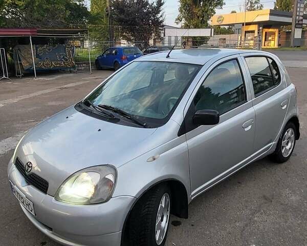 Серый Тойота Ярис, объемом двигателя 1 л и пробегом 228 тыс. км за 3300 $, фото 3 на Automoto.ua
