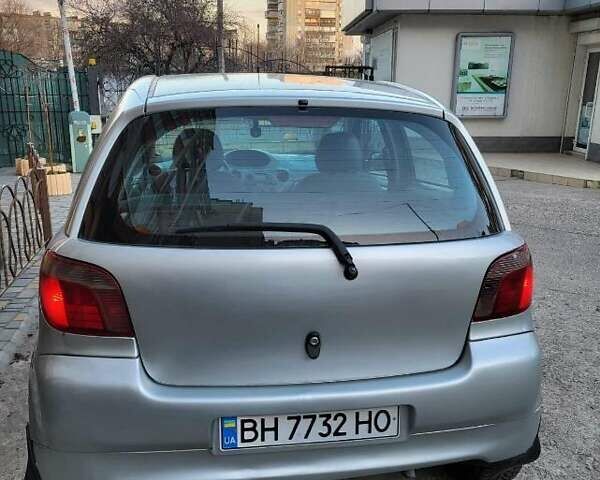 Серый Тойота Ярис, объемом двигателя 1 л и пробегом 228 тыс. км за 3300 $, фото 2 на Automoto.ua