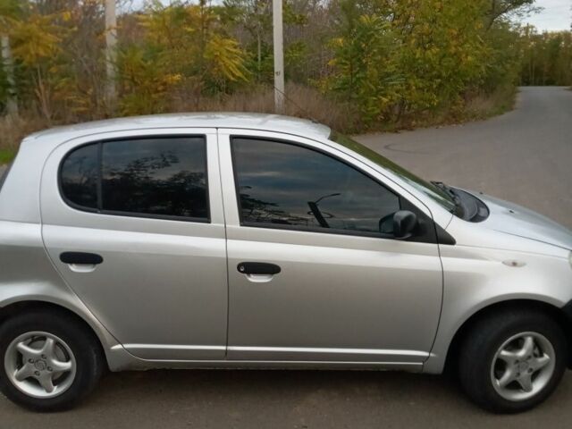 Серый Тойота Ярис, объемом двигателя 1 л и пробегом 186 тыс. км за 3500 $, фото 2 на Automoto.ua