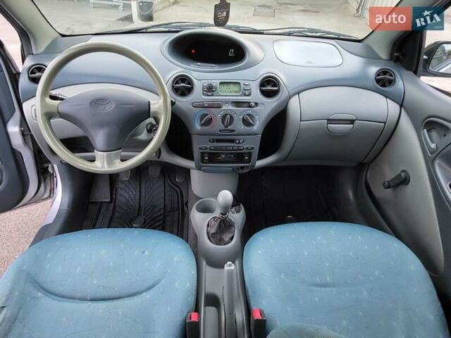 Серый Тойота Ярис, объемом двигателя 1 л и пробегом 228 тыс. км за 3300 $, фото 5 на Automoto.ua