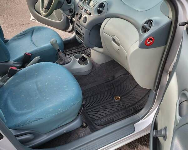 Серый Тойота Ярис, объемом двигателя 1 л и пробегом 228 тыс. км за 3300 $, фото 6 на Automoto.ua