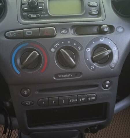 Серый Тойота Ярис, объемом двигателя 1 л и пробегом 210 тыс. км за 3500 $, фото 26 на Automoto.ua