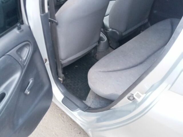 Серый Тойота Ярис, объемом двигателя 1 л и пробегом 186 тыс. км за 3500 $, фото 7 на Automoto.ua