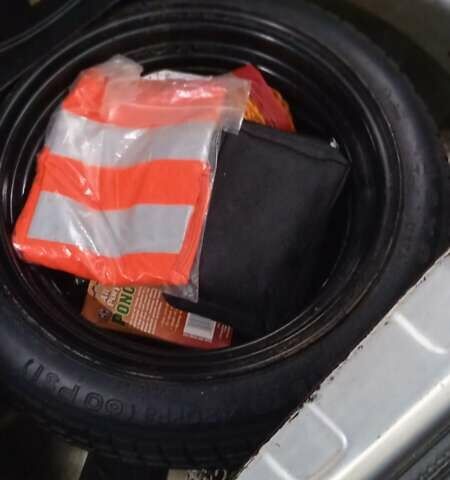 Серый Тойота Ярис, объемом двигателя 1 л и пробегом 210 тыс. км за 3500 $, фото 2 на Automoto.ua