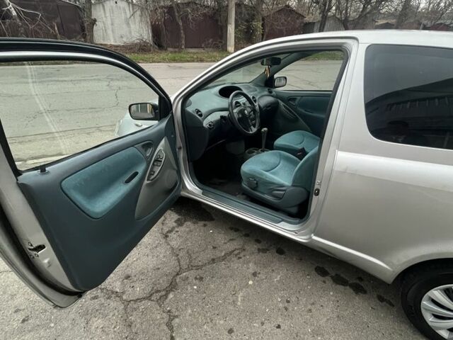 Серый Тойота Ярис, объемом двигателя 1.3 л и пробегом 192 тыс. км за 3200 $, фото 11 на Automoto.ua