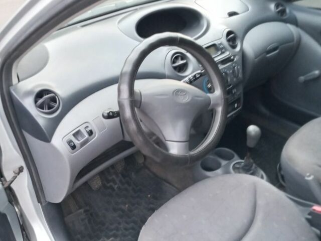 Серый Тойота Ярис, объемом двигателя 1 л и пробегом 186 тыс. км за 3500 $, фото 6 на Automoto.ua