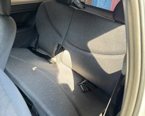 Серый Тойота Ярис, объемом двигателя 1 л и пробегом 173 тыс. км за 3800 $, фото 9 на Automoto.ua