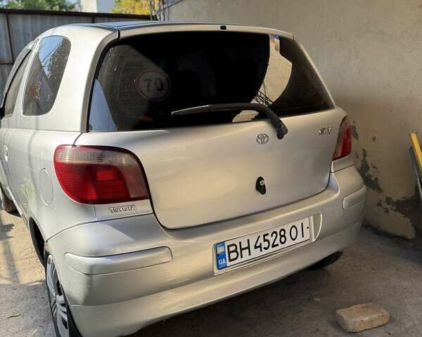 Серый Тойота Ярис, объемом двигателя 1 л и пробегом 173 тыс. км за 3800 $, фото 2 на Automoto.ua