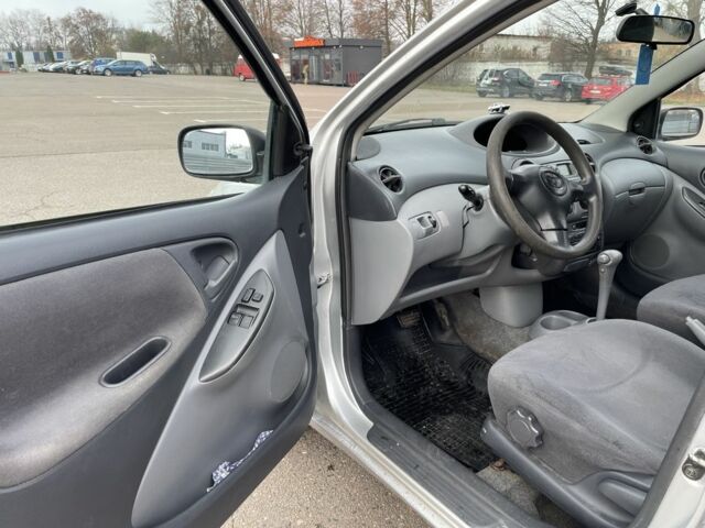 Серый Тойота Ярис, объемом двигателя 1.3 л и пробегом 238 тыс. км за 2999 $, фото 5 на Automoto.ua