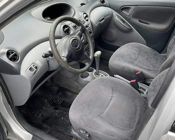 Серый Тойота Ярис, объемом двигателя 1.3 л и пробегом 239 тыс. км за 2600 $, фото 14 на Automoto.ua