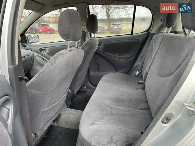Серый Тойота Ярис, объемом двигателя 1.3 л и пробегом 238 тыс. км за 2999 $, фото 12 на Automoto.ua