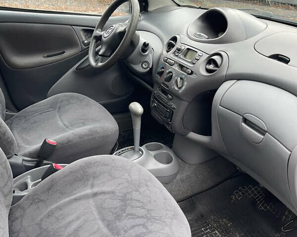 Серый Тойота Ярис, объемом двигателя 1.3 л и пробегом 239 тыс. км за 2600 $, фото 13 на Automoto.ua