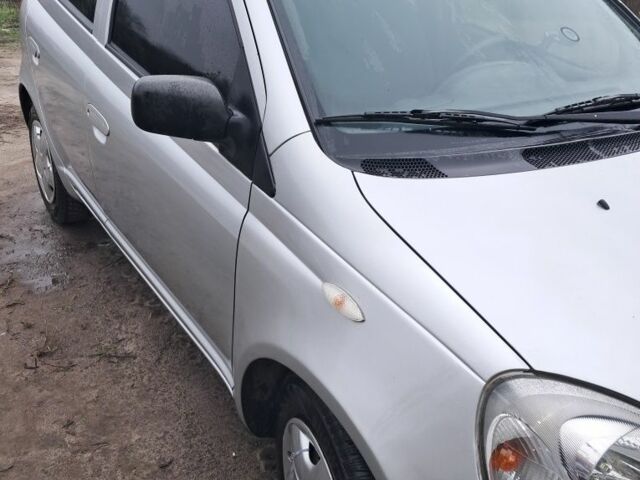 Серый Тойота Ярис, объемом двигателя 1.3 л и пробегом 300 тыс. км за 4000 $, фото 5 на Automoto.ua