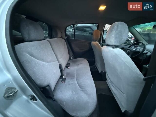 Сірий Тойота Яріс, об'ємом двигуна 1.3 л та пробігом 167 тис. км за 4600 $, фото 10 на Automoto.ua