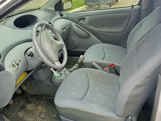 Серый Тойота Ярис, объемом двигателя 1 л и пробегом 150 тыс. км за 1900 $, фото 3 на Automoto.ua