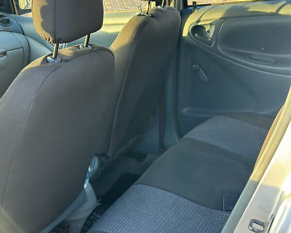 Серый Тойота Ярис, объемом двигателя 1 л и пробегом 212 тыс. км за 2999 $, фото 5 на Automoto.ua