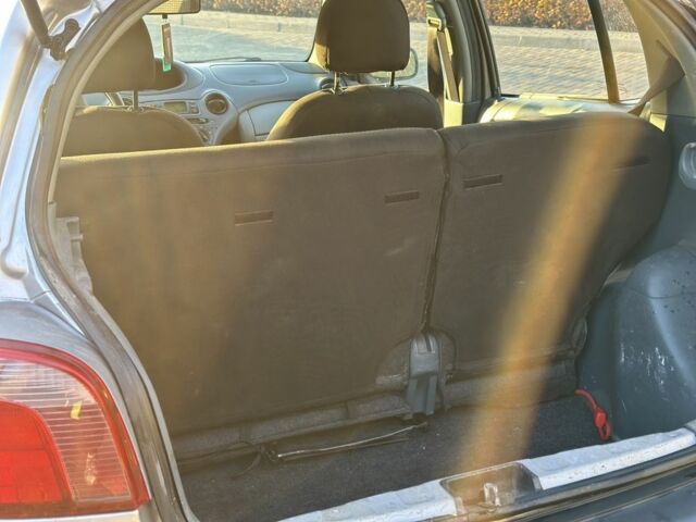 Серый Тойота Ярис, объемом двигателя 1 л и пробегом 212 тыс. км за 2999 $, фото 4 на Automoto.ua