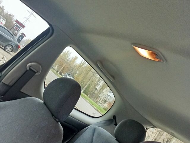 Серый Тойота Ярис, объемом двигателя 1 л и пробегом 150 тыс. км за 1900 $, фото 4 на Automoto.ua