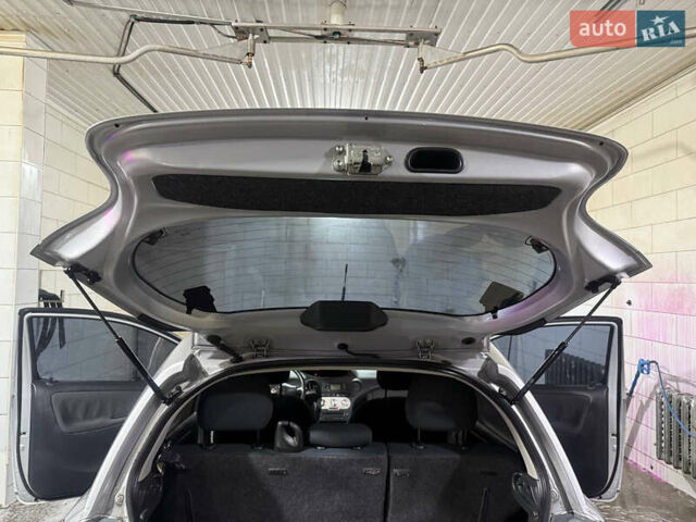 Серый Тойота Ярис, объемом двигателя 1 л и пробегом 135 тыс. км за 4500 $, фото 15 на Automoto.ua