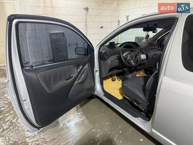Серый Тойота Ярис, объемом двигателя 1 л и пробегом 135 тыс. км за 4500 $, фото 12 на Automoto.ua