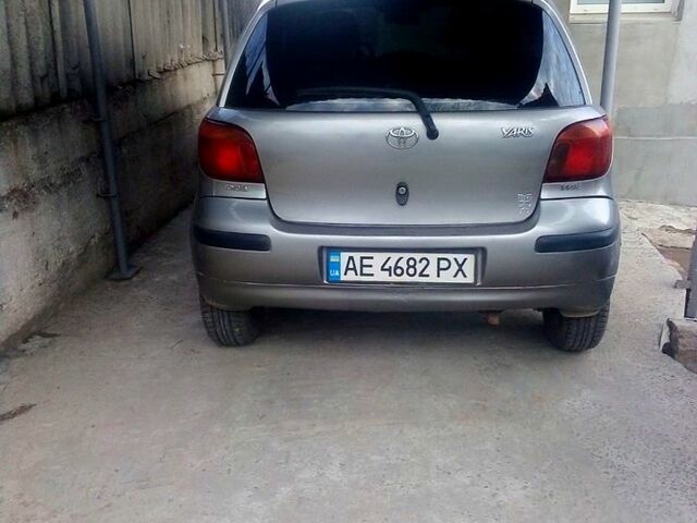 Серый Тойота Ярис, объемом двигателя 1 л и пробегом 235 тыс. км за 3500 $, фото 2 на Automoto.ua