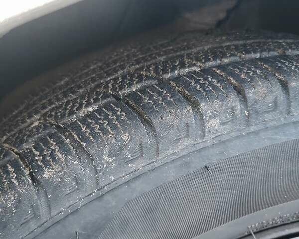 Серый Тойота Ярис, объемом двигателя 1 л и пробегом 223 тыс. км за 3000 $, фото 12 на Automoto.ua