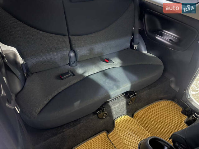 Серый Тойота Ярис, объемом двигателя 1 л и пробегом 135 тыс. км за 4500 $, фото 18 на Automoto.ua