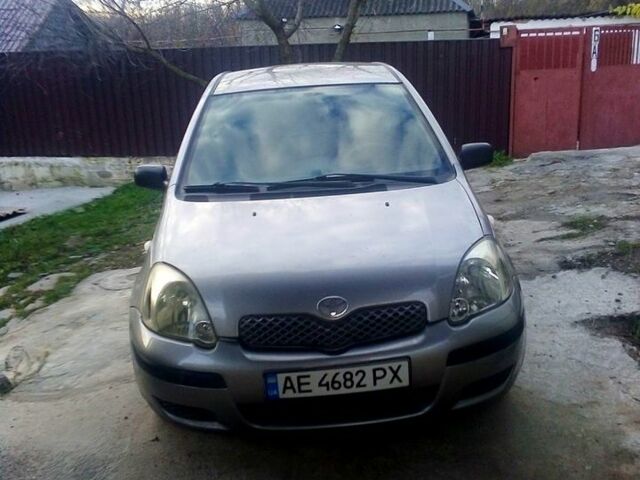 Серый Тойота Ярис, объемом двигателя 1 л и пробегом 235 тыс. км за 3500 $, фото 1 на Automoto.ua