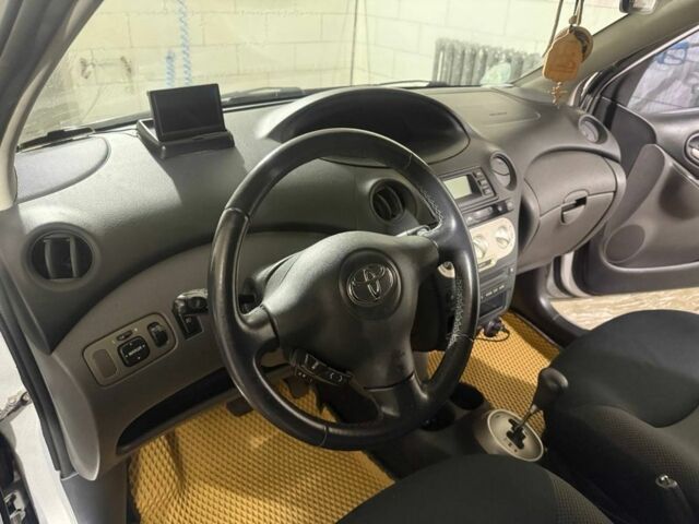 Серый Тойота Ярис, объемом двигателя 1 л и пробегом 135 тыс. км за 4500 $, фото 4 на Automoto.ua