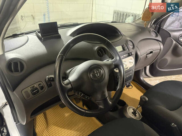 Серый Тойота Ярис, объемом двигателя 1 л и пробегом 135 тыс. км за 4500 $, фото 7 на Automoto.ua
