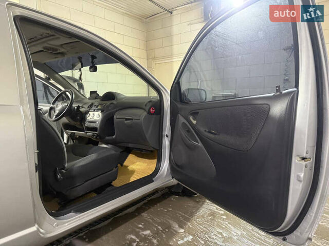 Серый Тойота Ярис, объемом двигателя 1 л и пробегом 135 тыс. км за 4500 $, фото 19 на Automoto.ua