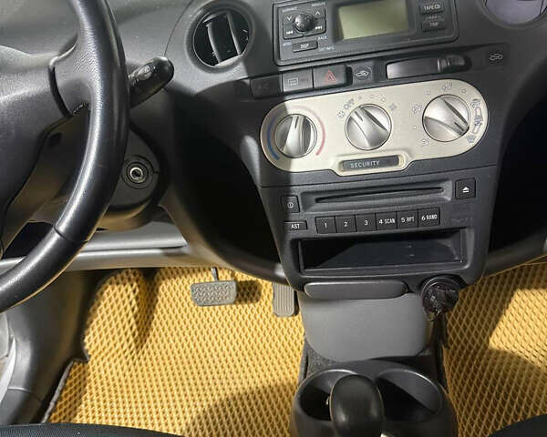 Серый Тойота Ярис, объемом двигателя 1 л и пробегом 135 тыс. км за 4500 $, фото 16 на Automoto.ua