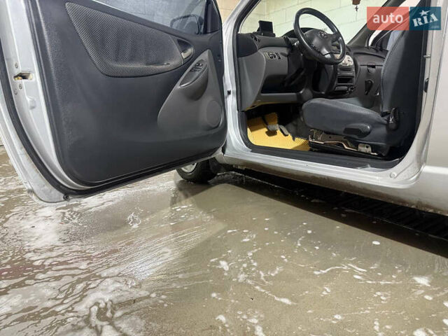 Серый Тойота Ярис, объемом двигателя 1 л и пробегом 135 тыс. км за 4500 $, фото 13 на Automoto.ua