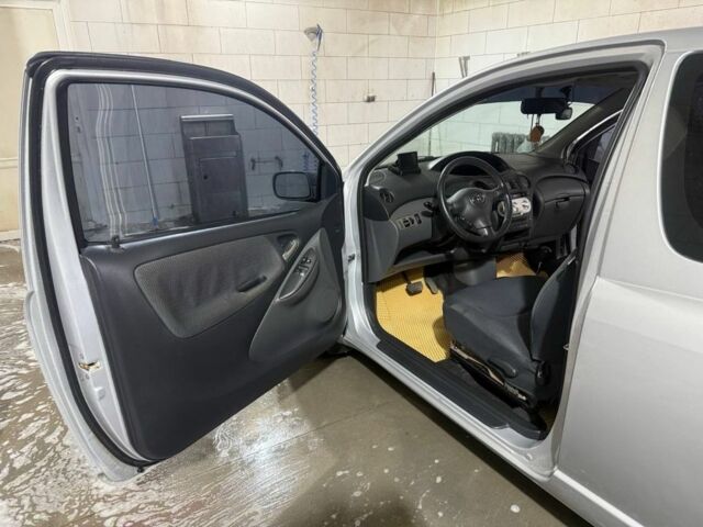 Серый Тойота Ярис, объемом двигателя 1 л и пробегом 135 тыс. км за 4500 $, фото 6 на Automoto.ua