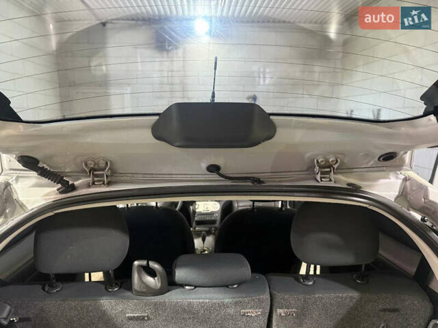 Серый Тойота Ярис, объемом двигателя 1 л и пробегом 135 тыс. км за 4500 $, фото 14 на Automoto.ua
