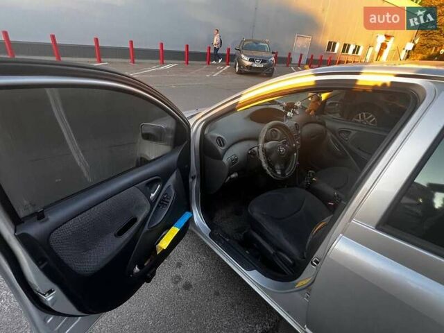 Серый Тойота Ярис, объемом двигателя 1 л и пробегом 271 тыс. км за 3950 $, фото 11 на Automoto.ua